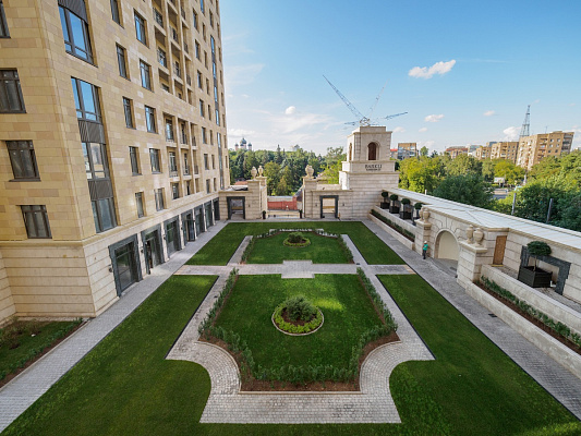 Внутри двора