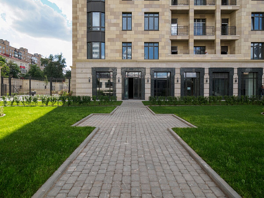 Внутри двора