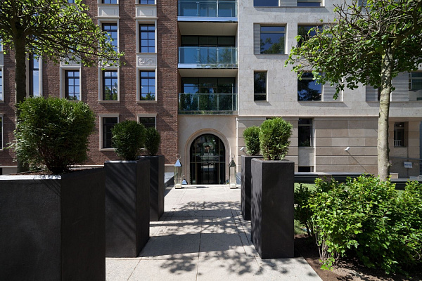 Внутри двора